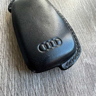 Логотип Ауди на задней части чехла под автомобильный ключ