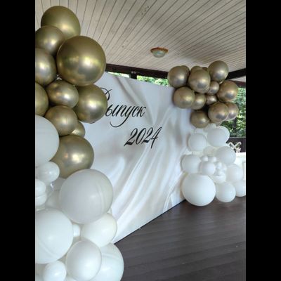 Оформление выпускного в светлом бело-золотом стиле № 1456