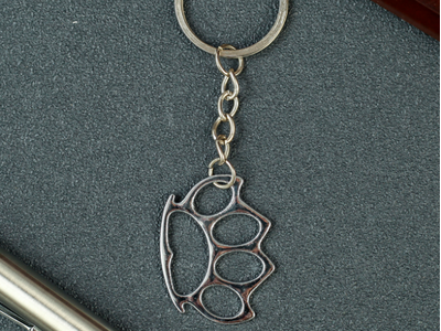 Брелок металл "Кастет", серебро: 4 х 3 х 0,2 см.