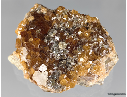 Андрадит (разн. гранат), кварц, кальцит. Россия. 40*31*14мм