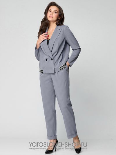 Женский брючный костюм серого цвета в полоску