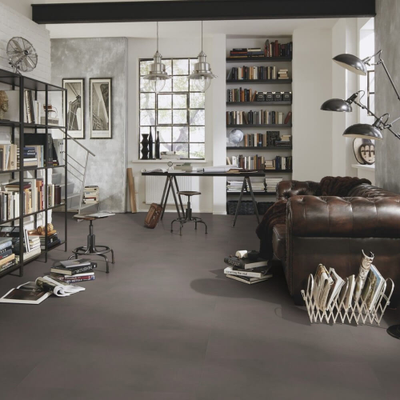 Виниловый пол Wineo 800 Tile XXL Solid Taupe DB00099-1 в интерьере гостиной