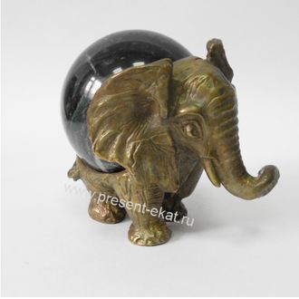 Слон из бронзы с каменным шаром из змеевика