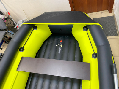 Моторная лодка Таймень NX 3800 НДНД PRO MAX фальшборт желтый/черный нос сверху