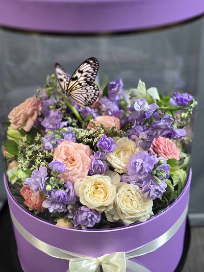 Букет с бабочкой № 134 в сиреневых тонах.