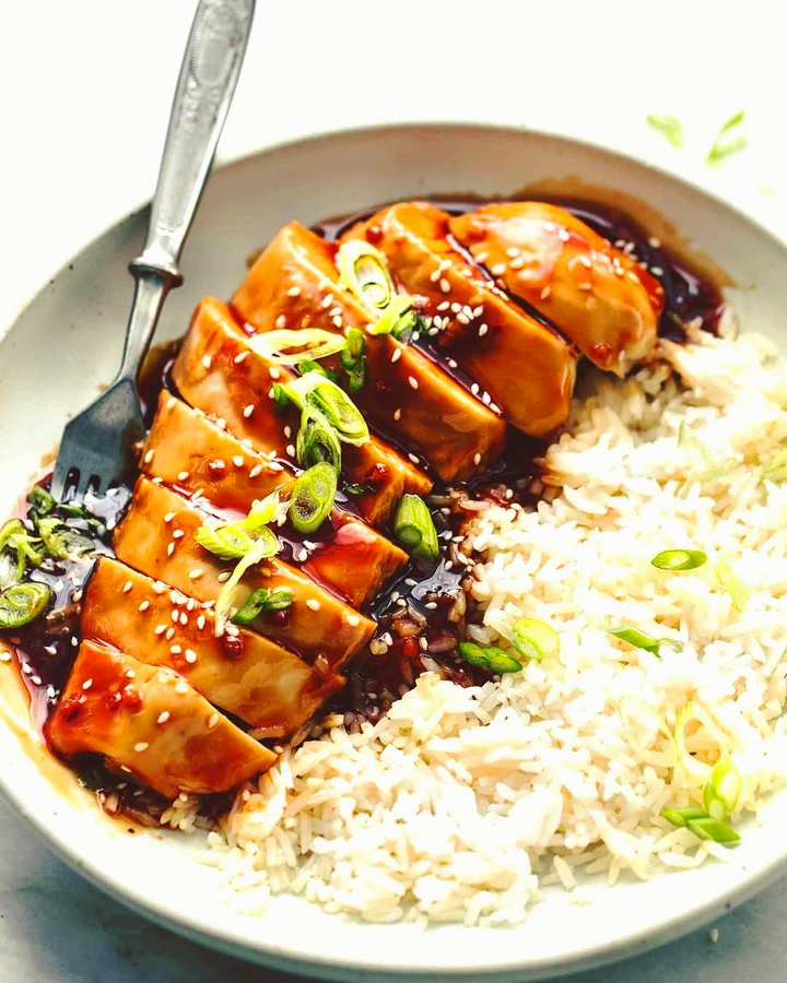 Курочка в соусе терияки. Куриное филе терияки. Рис с курицей в соусе терияки. Курица в соусе терияки. Жареный рис терияки.