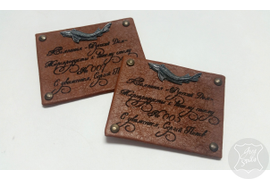 кожаные шильды с гравировкой