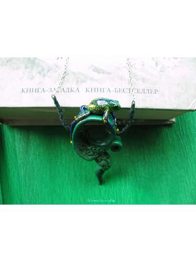Тропическая лягушка. Необычный кулон - подвеска в виде лягушки (кулон-лягушка) из полимерной глины