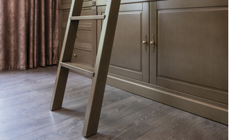 Библиотека модульная с лестницей, с открытой центральной частью.