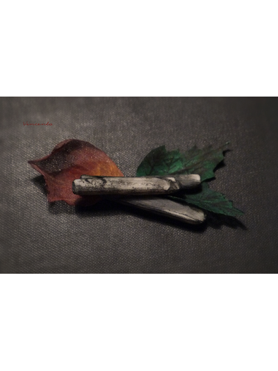 Готическая брошь с лепестками розы "Воспоминание о былых временах"