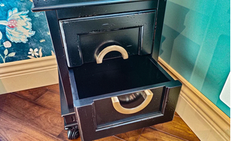 Тумба прикроватная с ручкой - кольцом.