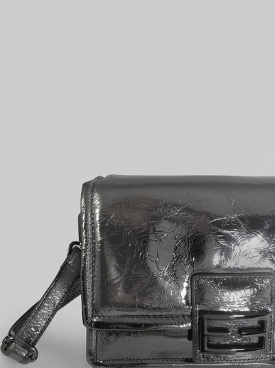 (АРТИКУЛ: 10059/0/5) СУМКА ЖЕНСКАЯ, НЕБОЛЬШАЯ, НАТУРАЛЬНАЯ КОЖА, ЦВЕТ "СЕРЕБРО" С СИЛЬНЫМ БЛЕСКОМ, С ПЛЕЧЕВЫМ РЕМНЕМ