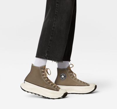 С чем носить зеленые высокие кеды Конверс Чак Тэйлор A02528C