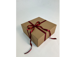 Огромная подарочная коробка GILEV 45х45х20см с бордовой лентой и наполнителем крафт