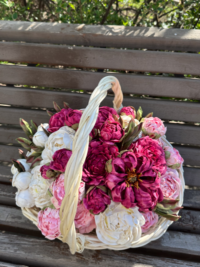 Корзина с зефирными пионами