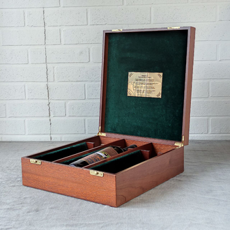 Подарочный футляр для трёх бутылоко вина. Красное дерево, бархат, латунный шильд.