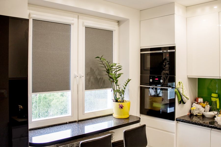 Рулонные шторы UNI-2 на пластиковые окна в кухне, цвет темно-бежевый
