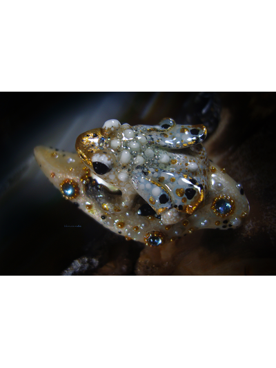 Мини-брошь с жемчугом и крылатой лягушкой &quot;Царская бабочка, Дивная Зоренька&quot;