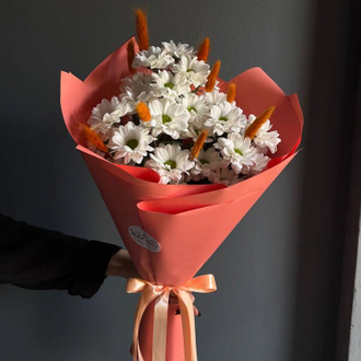 БУКЕТ ИЗ КУСТОВЫХ БЕЛЫХ ХРИЗАНТЕМ С ДОБАВЛЕНИЕМ ЛАГУРУСА В РЫЖИХ ОТТЕНКАХ - (АРТ. М40)