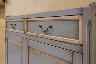 Двухстворчатый комод с 2 ящиками.