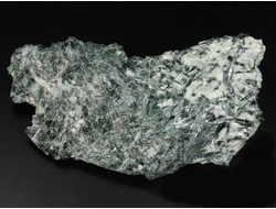 Актинолит в белом тальке, необработанный, дикий образец, Россия, Северный Кавказ, КЧР (90*48*22 мм, 102 г) №37770