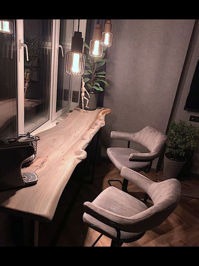 барная стойка из слэба карагача в светло-серой тонировке