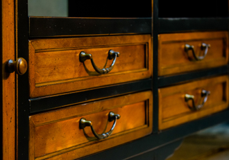 Тумба под ТВ на резных ножках.