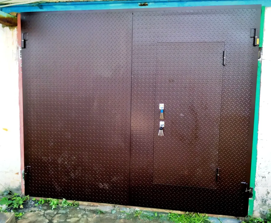 утепленные ворота 2 х листовые с калиткой из листа 2,5мм чечевица