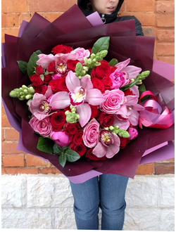 Яркий авторский букет из орхидей, орнитогалума, красных и розовых роз Вэм
