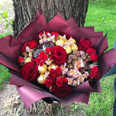 Букет с шоколадными конфетами и кофе