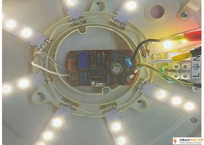 Замена светодиодов в люстре в комнате квартиры в Москве ИВАНМАСТЕР