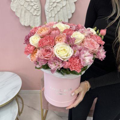 Букет в шляпной коробке микс цветов S+ №3