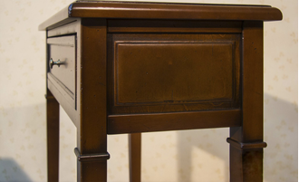 Тумба высокая на прямых точеных ножках.