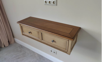 Полка-консоль навесная под ТВ с двумя ящиками.