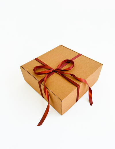 Большая подарочная коробка GILEV 37х37х14см с наполнителем и коричневой лентой