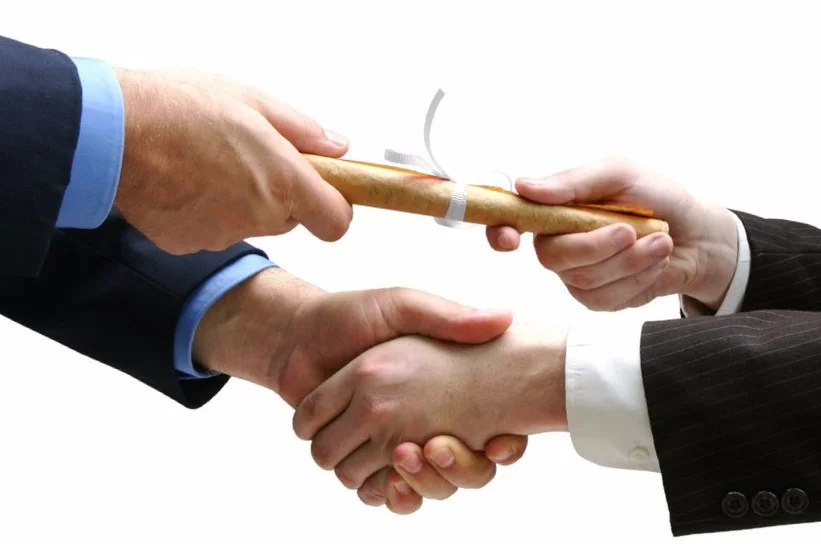 Выполнение обязательств. Лишение наследства. Запрет на сделки с недвижимостью без личного участия. Разбить рукопожатие. Арест имущества должника.