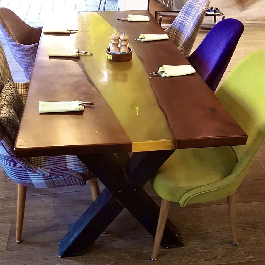 Стол-река из карагача. Сеть семейных кафе  "Андерсон", г.Москва, работа spilcenter.com