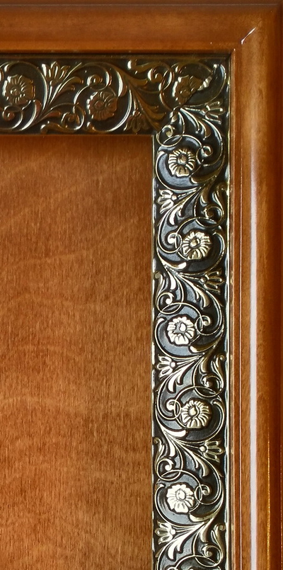 Киот деревянный для иконы формата 17,5х21см. С басменной рамой.