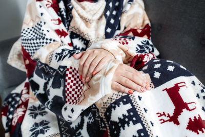 Плед с рукавами "Зимние узоры" из микрофибры (велсофта)