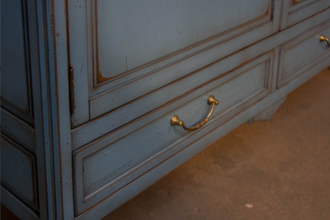 Двухстворчатый комод с 5 ящиками.