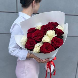 Букет из 15 красно-белых роз
