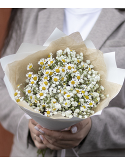Букет из гипсофилы и ромашек