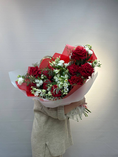 Букет с ажурной розой "Красное кружево"