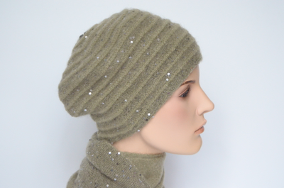 Оливковый берет для женщин вязаный