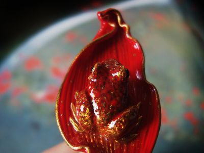 Кольцо с лягушкой на лепестке Червонной Муравы