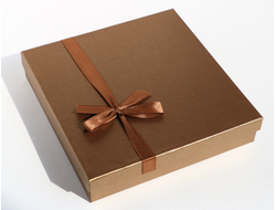 Футляр картонный с лентой на крышке 165*165*35 мм №10668