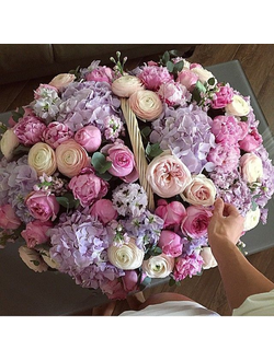 Корзина с гортензией и ранунклюсами