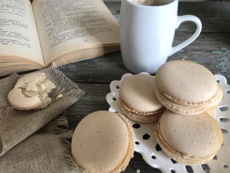 Макаронс с кремом из бельгийского шоколада , средний вес~30 грамм, стоимость 100 руб..-1 шт (6 штук в крафт коробке)