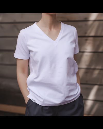 Футболка женская прямого кроя с V-образным вырезом (белый)