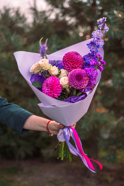 Букеты с георгинами и дельфиниумом